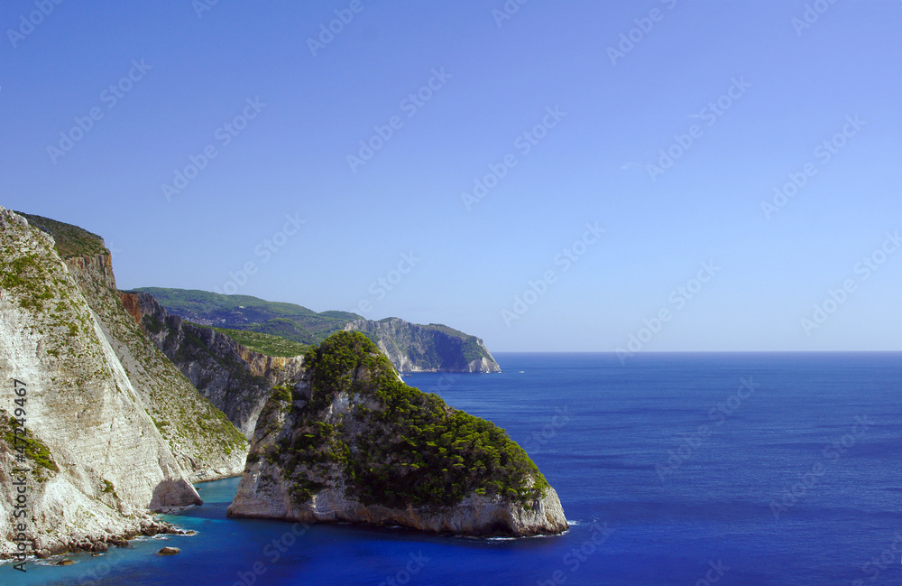 skałki na klifowym wybrzeżu na greckiej wyspie Zakynthos 2