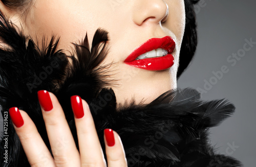 Photo Photo of woman with fashion red nails and  lips