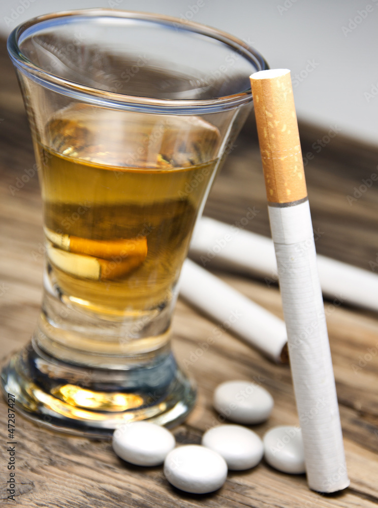 Alkohol - Zigaretten - Tabletten – Stock-Foto | Adobe Stock