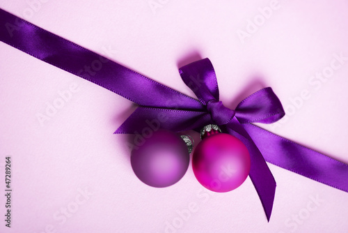 Violette Schleife mit Christbaumkugeln