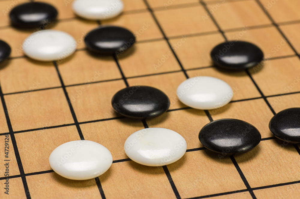 Nahausfnahme von Spielsteinen auf einem Go Brett Nahausfnahme von Spielsteinen auf einem Go Brett