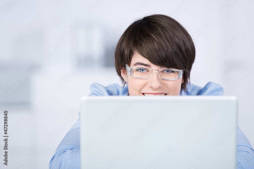 attraktive frau mit brille schaut auf laptop attraktive frau mit brille schaut auf laptop
