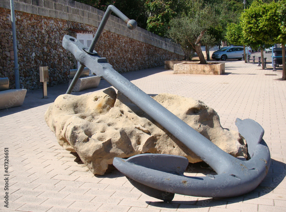 Obraz premium A big anchor near the port of Mahon