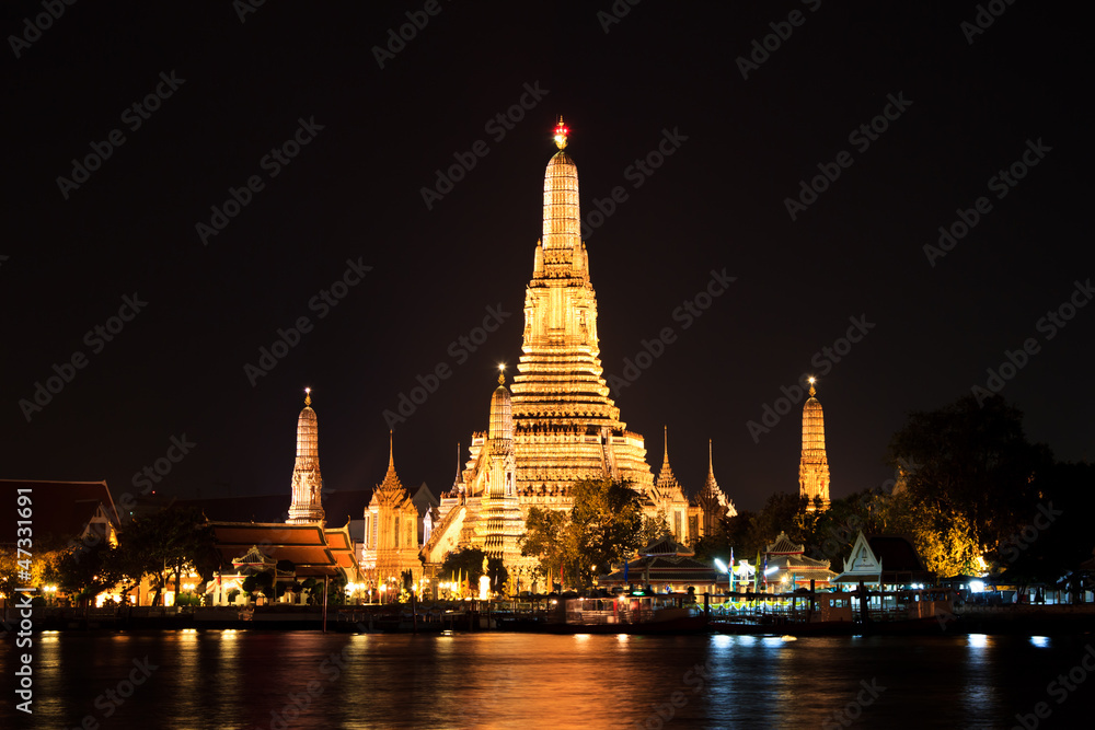Temple of dawn at night, bagnkok, thailand