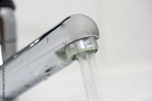 Kalkablagerungen am Wasserhahn