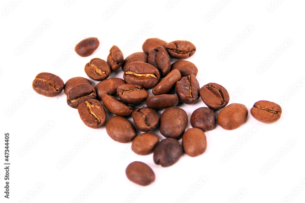 Naklejka premium Coffee grains isolated on white background