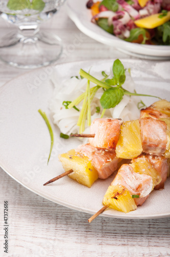 salmon skewers with pineapple, rice noodles and mango salad