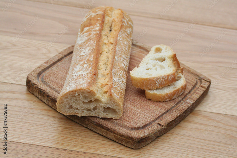 pane su tagliere di legno