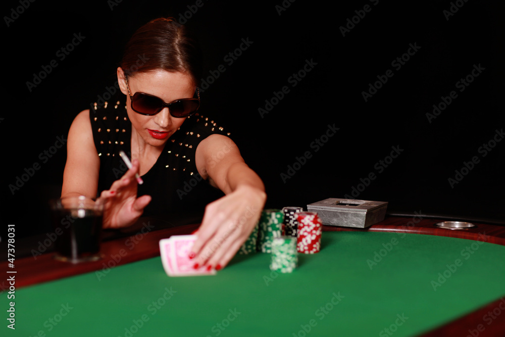 mit Zigarette und Sonnenbrille pokern mit Zigarette und Sonnenbrille pokern