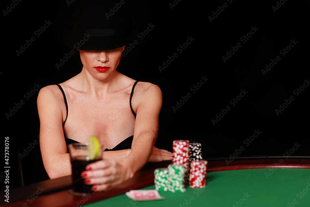 Frau mit Hut beim pokern Frau mit Hut beim pokern