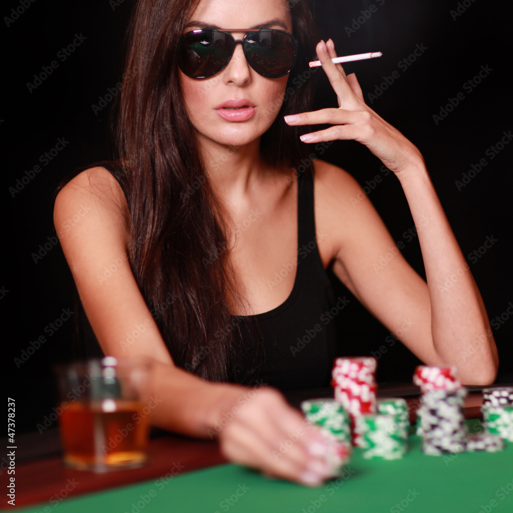 Frau spielt Poker Frau spielt Poker