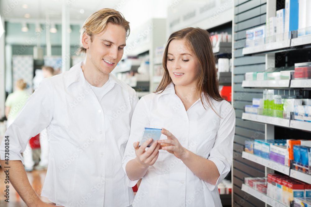 Obraz premium Young Couple Shopping At Supermarket