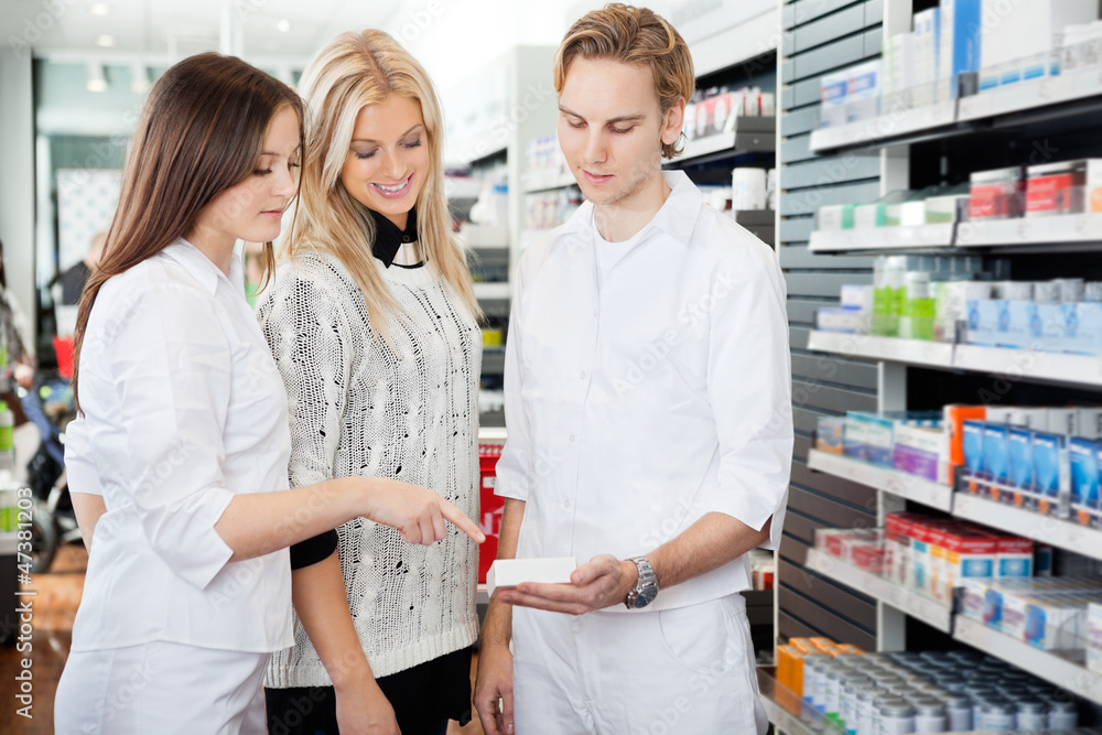 Obraz premium Pharmacist Assisting Female Shopper