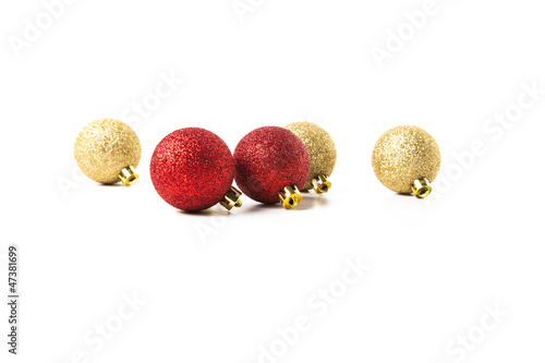 glitzernde goldene und rote weihnachtskugeln freigestellt