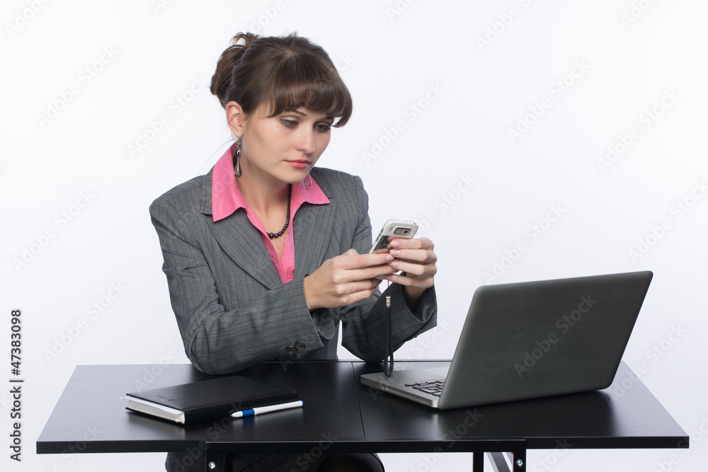 Деловая женщина набирает сообщение на мобильном телефоне