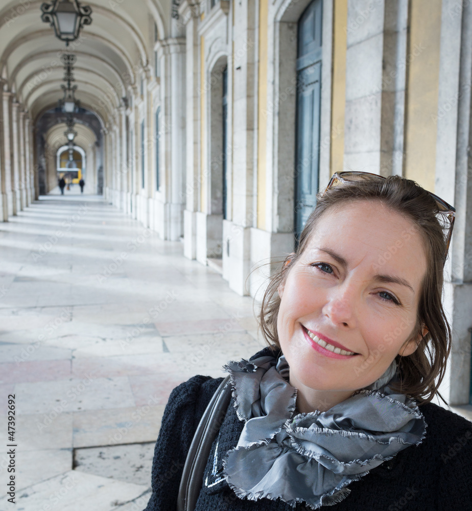 femme sous les arcades