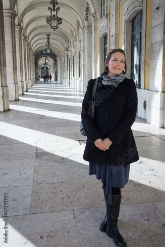 femme sous les arcades