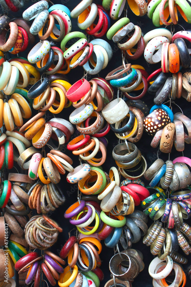 Bracelets sur un marché indien