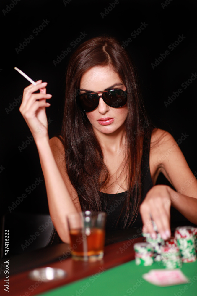 Brünette spielt Poker Brünette spielt Poker