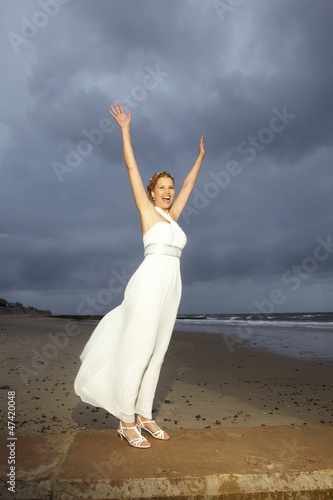 Braut läuft am Strand
