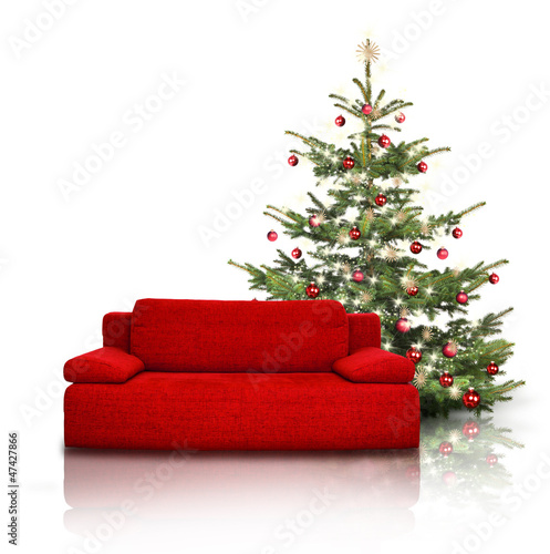 Rote Couch und Weihnachtsbaum