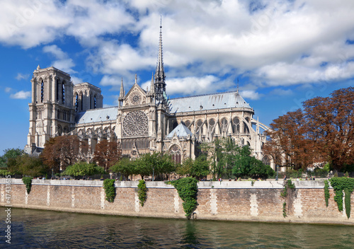 Notre Dame (Paris) along the Seine river