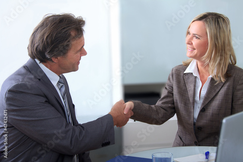 Wallpaper Mural Zufriedene Geschäftspartner geben sich die Hand Torontodigital.ca