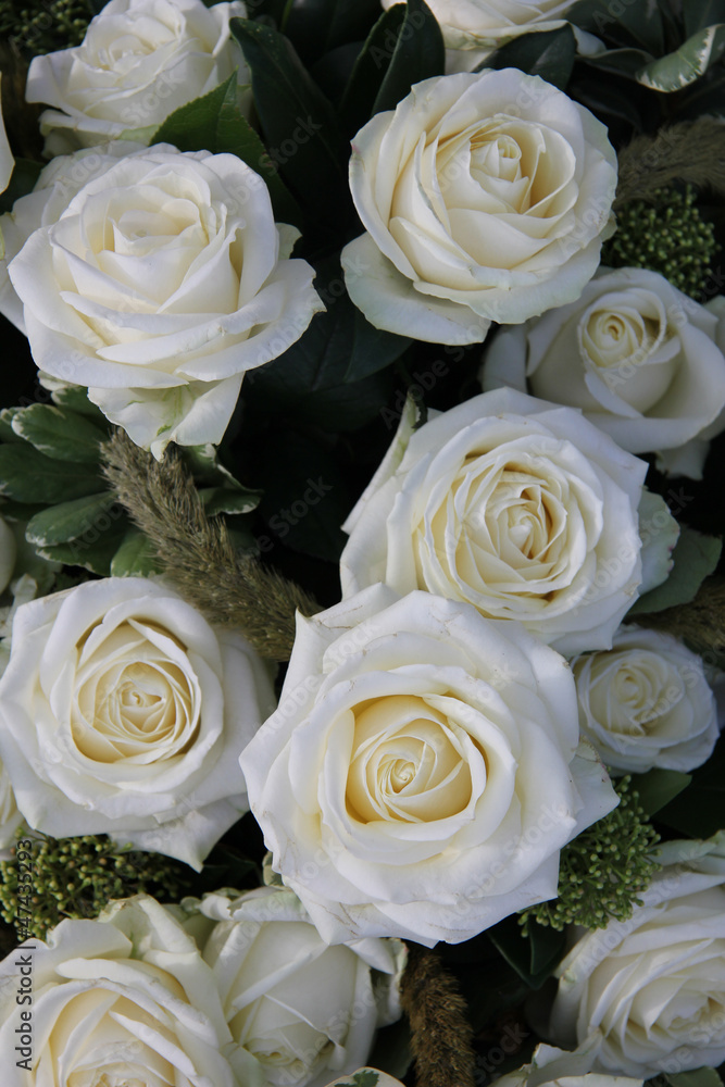Obraz premium White roses wedding arrangement