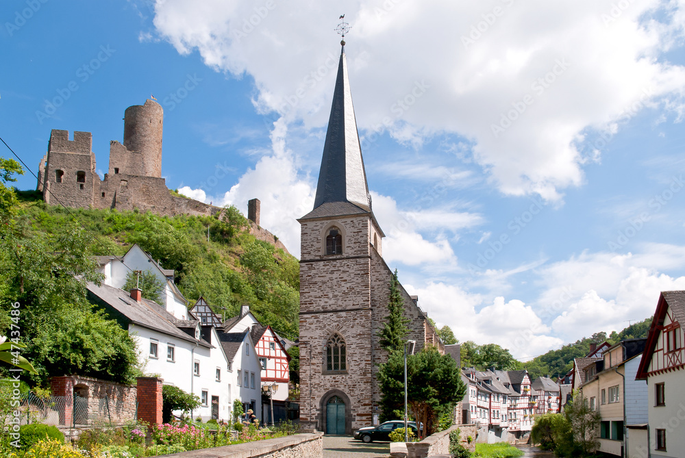 Monreal mit Löwenburg und Pfarrkirche