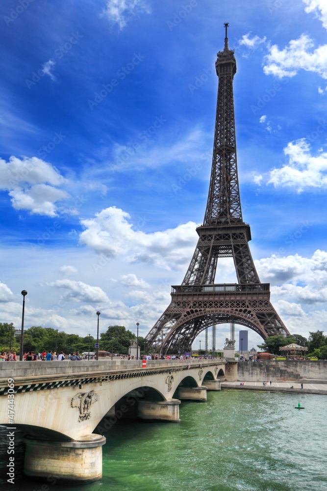 Pont d'Iena en face de la tour Eiffel, Paris.