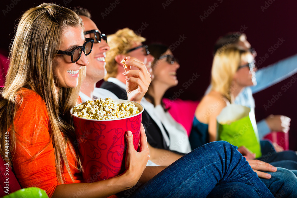 Junge Leute schauen einen 3D Film im Kino Junge Leute schauen einen 3D Film im Kino