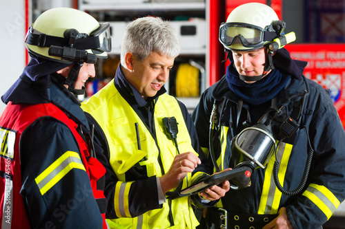 Feuerwehr - Einsatzplanung am Tablet-Computer photo
