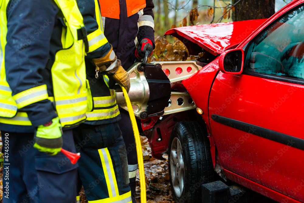 Unfall - Feuerwehr rettet Unfallopfer aus Auto Unfall - Feuerwehr rettet Unfallopfer aus Auto