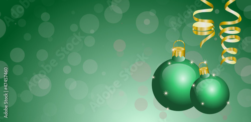 Weihnachtlicher Hintergrund mit Christbaumschmuck in Grün