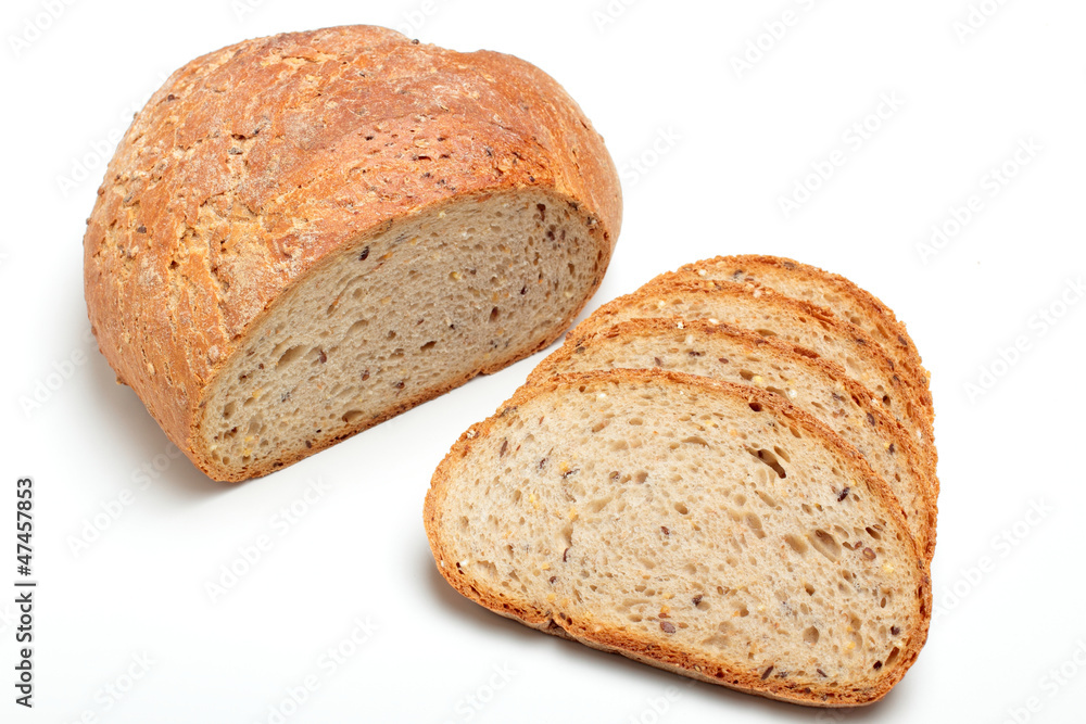 PANE INTEGRALE COTTO AL FORNO SU FONDO BIANCO