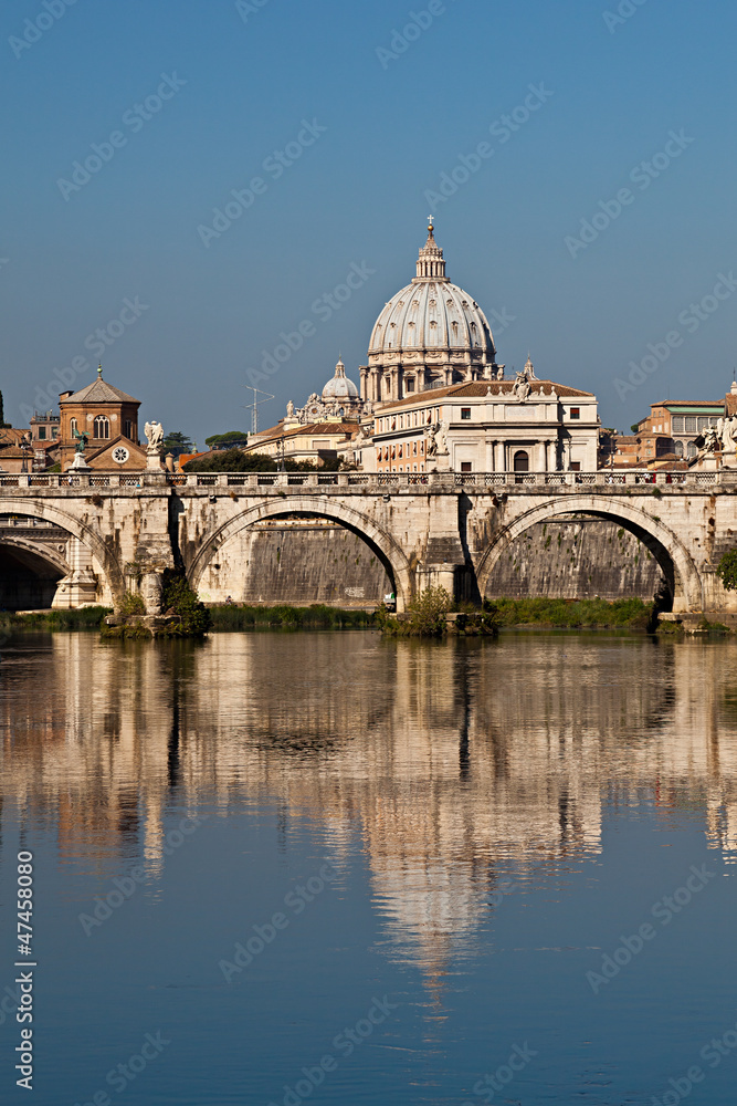 Roma, la Basilica di San Pietro riflessa nel fiume Tevere