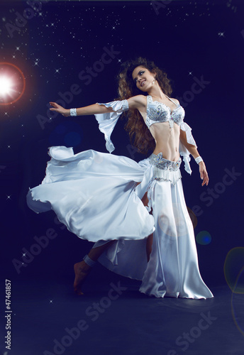Arabic dance performed by a beautiful woman, stars night © Victoria Andreas