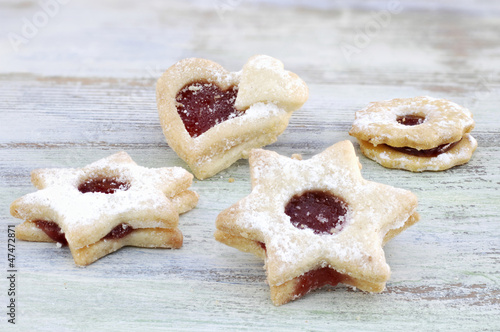 Hildabrötchen auf einer Holzplatte photo