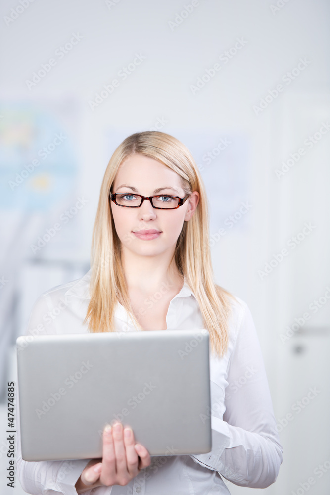 lächelnde frau im büro mit laptop lächelnde frau im büro mit laptop