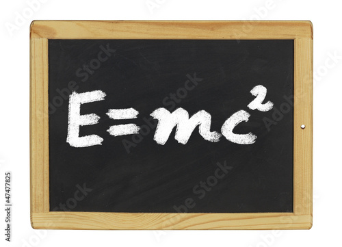 Gleichung von Einstein geschrieben auf einer Schiefertafel