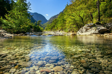 Papier peint photo Rivière Torrent de montagne aux eaux vives  © Igor Kolos
