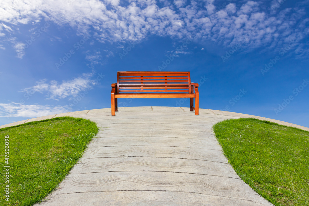 Obraz premium Alone bench in pathway