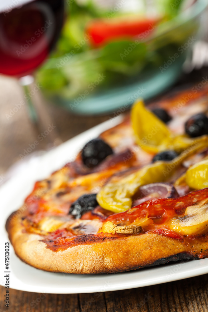 Closeup einer Pizza mit Rotwein Closeup einer Pizza mit Rotwein