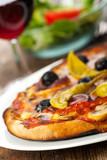 Closeup einer Pizza mit Rotwein