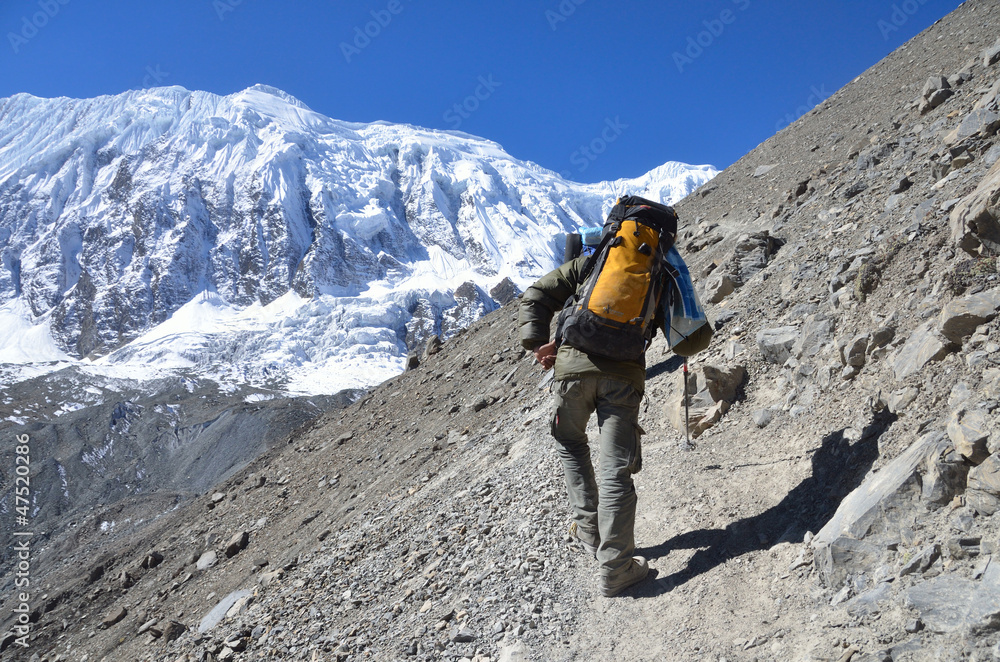 Непал, турист идет вокруг Анапурны.
