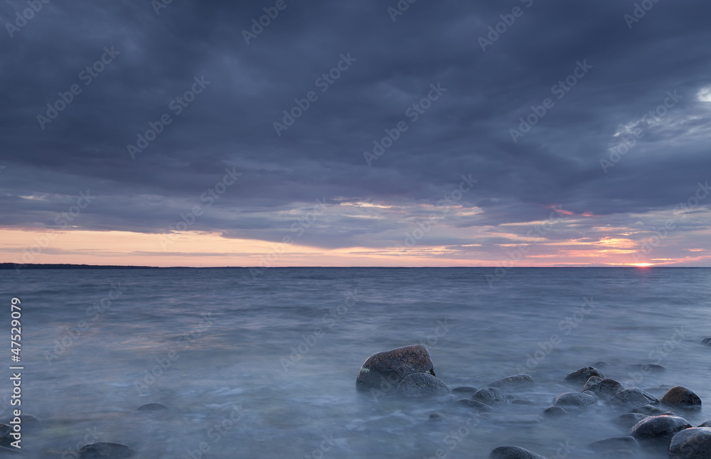 Obraz premium Moody clouds after a rainy day, ocean scene