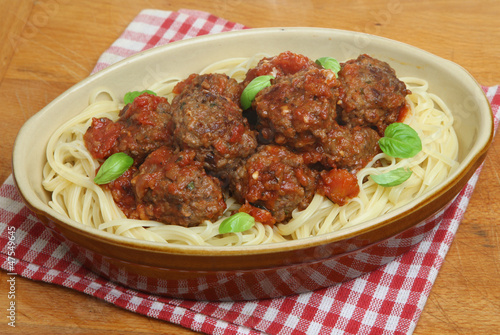 Meatballs in Tomato Sauce with Linguine Pasta