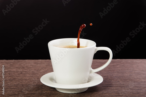 taza de café con salpicaduras