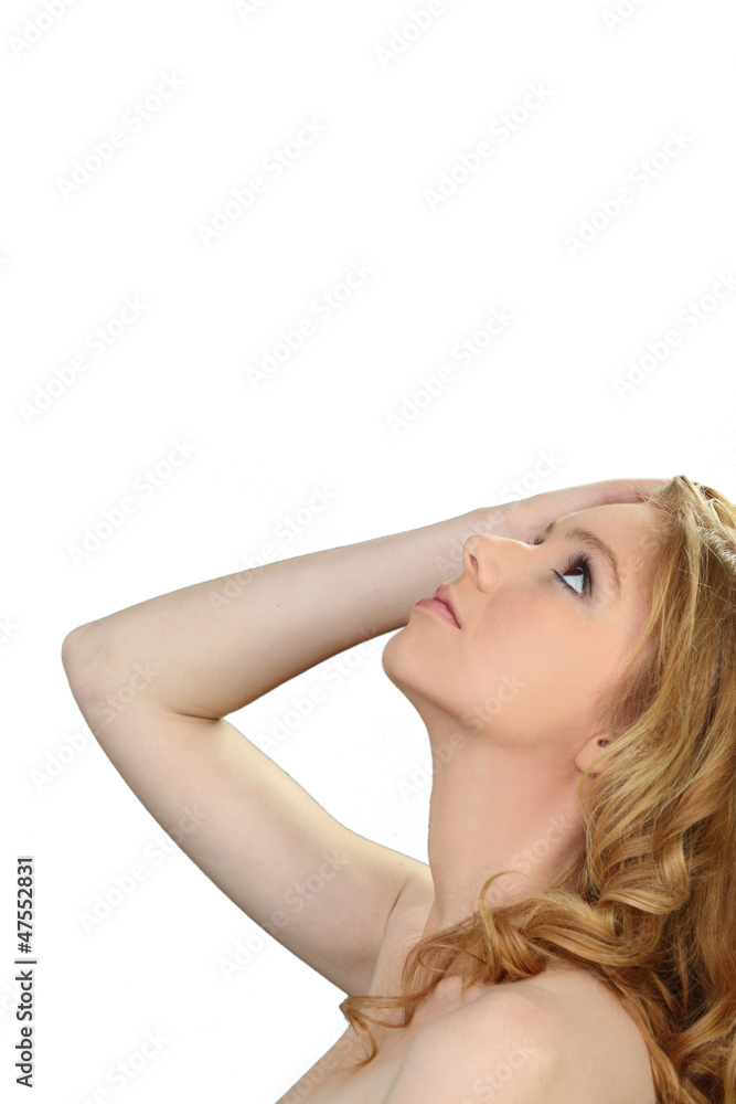 Obraz premium Blonde woman looking at the sky