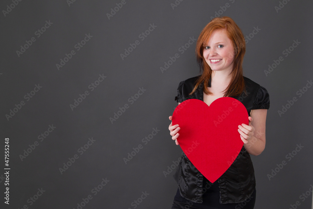 Frau mit Herz in der Hand mit Hintergrund Frau mit Herz in der Hand mit Hintergrund